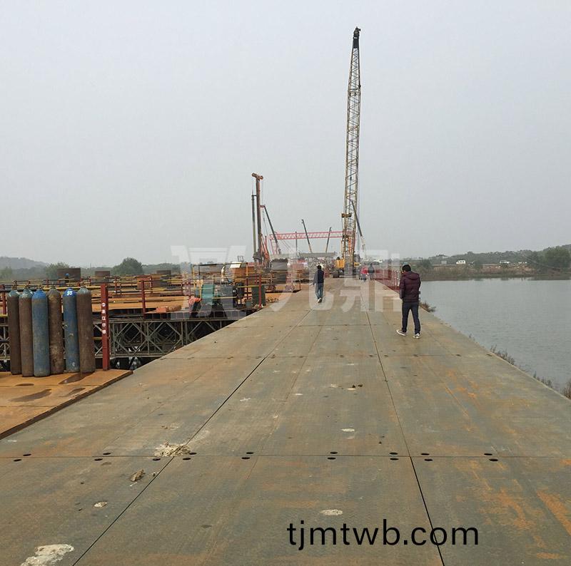 爲了防止貝雷(lei)鋼橋鏽蝕在進行(xing)養護時