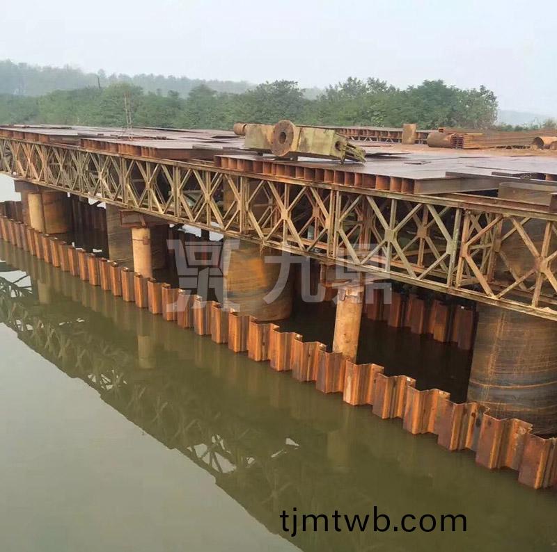 貝雷片可用于公路橋樑(liang),拼裝龍門弔車等