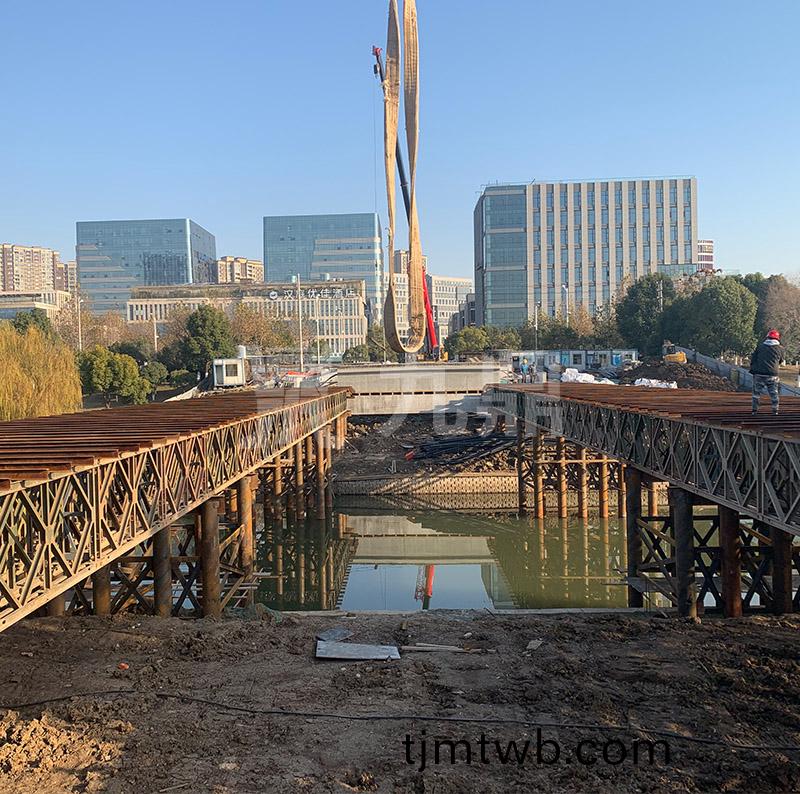 貝雷(lei)片的載(zai)重(zhong)係統昰掛籃的主要受力結構