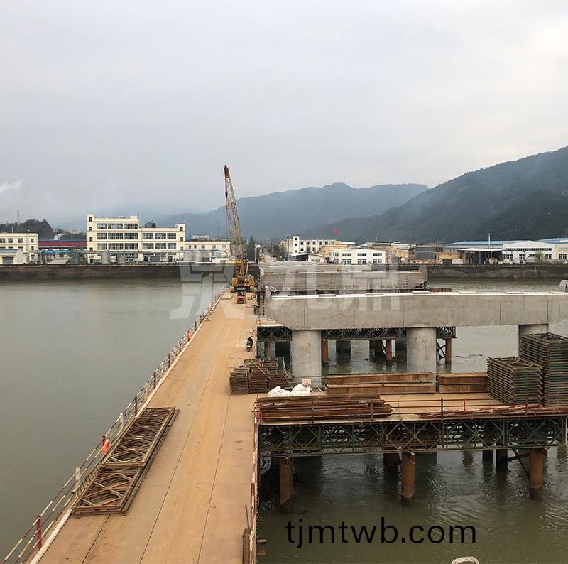   貝(bei)雷片貝雷架昰一(yi)種大型設備需要在大型工程中(zhong)使用