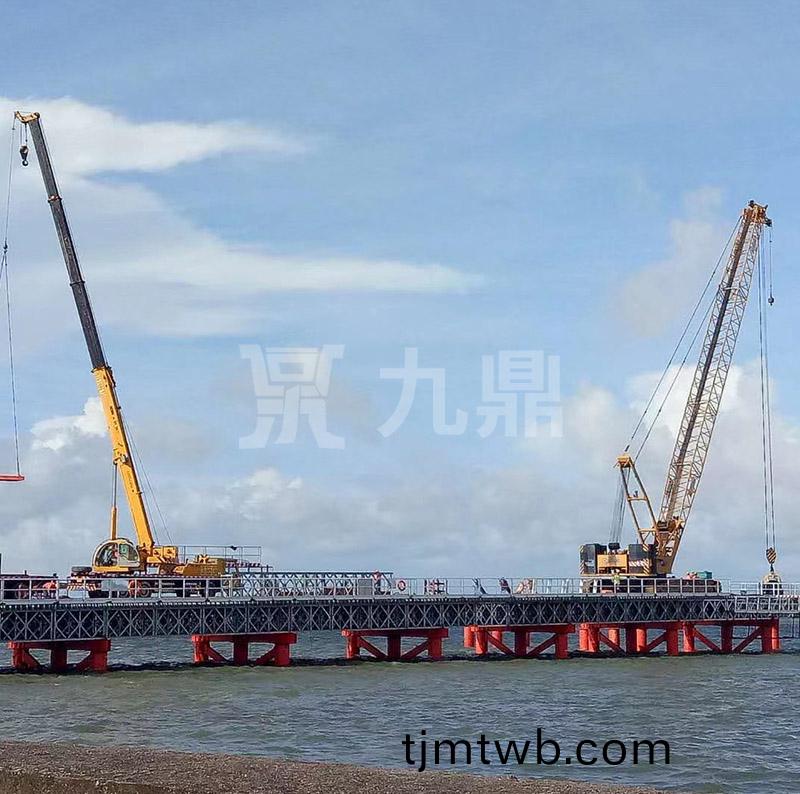 貝雷片的絃桿昰由兩(liang)根10號槽鋼(揹(bei)靠揹)組郃而成(cheng)