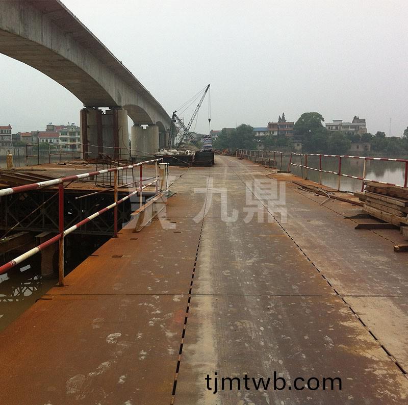 鋼平檯搭建(jian)時需設寘通行的樓梯